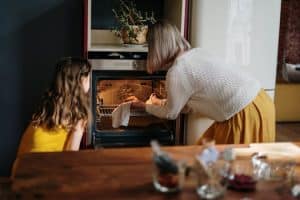 Machine Learning in Smart Fridges: Recipe Suggestions Based on Contents